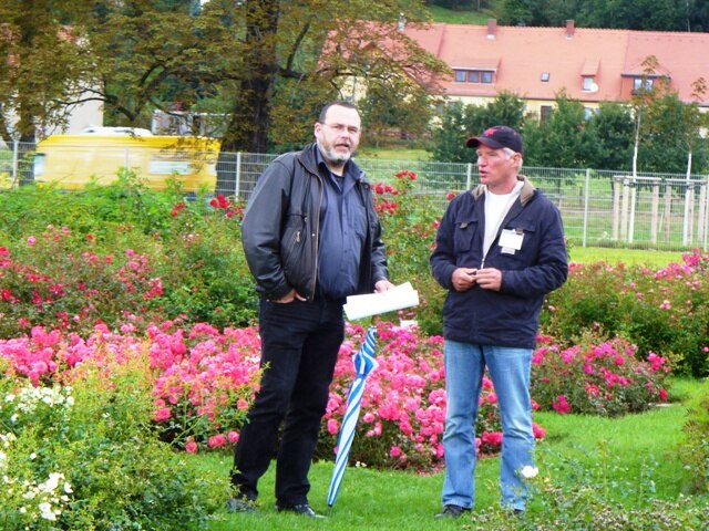 Jens Zappe vom Stadtgrünamt in Dresden und Hubertus Franke, unser Kleinstrauchrosenexperte (LfL)