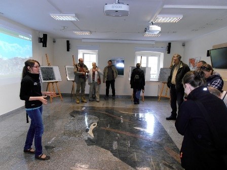 Centrum Informacyjne Parku Narodowego umożliwia spojrzenie z góry na Karkonosze (mapa geologiczna na podłodze) oraz wirtualny panoramiczny spacer. Zdjęcie: C.Dressler