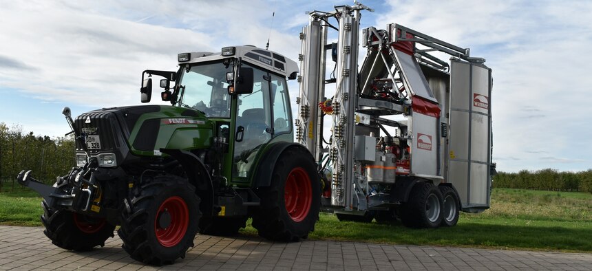Schmalspurtraktor mit einer Mehrreihenspritze für Obstkulturen