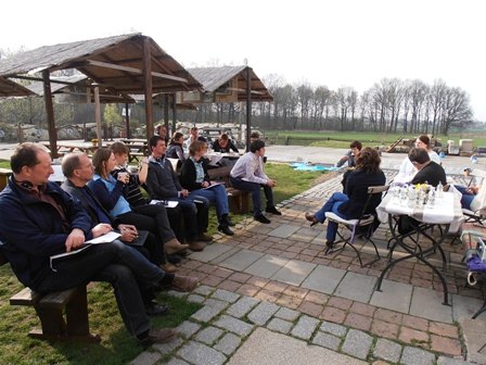 Frage- und Diskussionsrunde im Garten des Stellmacherhauses. Foto: C. Dressler