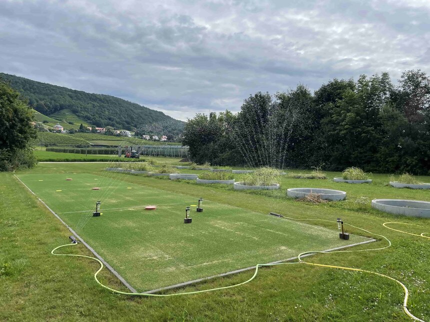 Beregnungsversuch auf Kunstrasenfläche