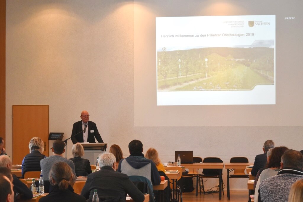 Blick im Veranstaltungsraum zum Vortrag vom Abteilungsleiter Gartenbau, Herr Dr. Wackwitz